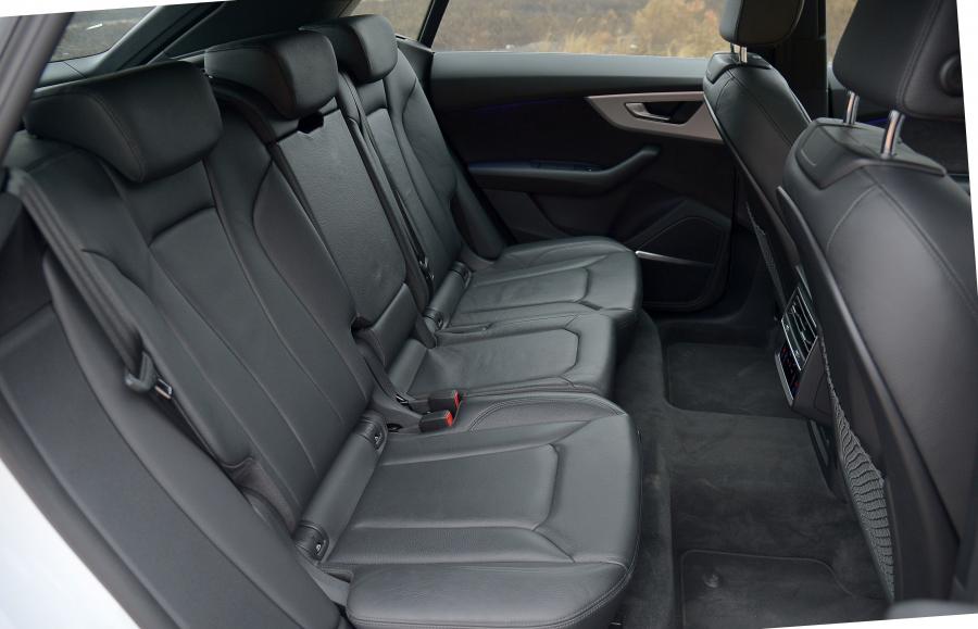 Интерьер Audi Q8 55 TFSI Quattro S-Line 2019 года  (ZA) (фото 12 из 13)